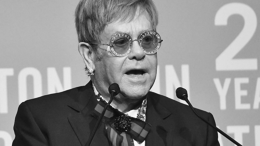 Nie żyje Elton John. Muzyk miał rozległy atak serca.